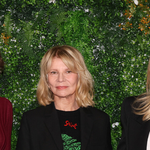 Chaperonnée, l'actrice a pris la pose avec le reste du casting dont notamment le réalisateur Nicole Garcia, Sara Giraudeau ou encore Bernard Le Coq.
Sara Giraudeau, Nicole Garcia et Virginie Efira - Avant-première de la mini-série Disney "Tout Va Bien" à l'UGC Normandie à Paris le 9 novembre 2023. © Coadic Guirec / Bestimage