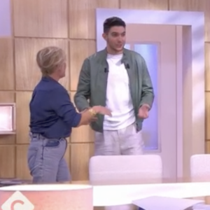 Bertrand Chameroy chute sur le plateau de "C à vous" le 10 novembre 2023.