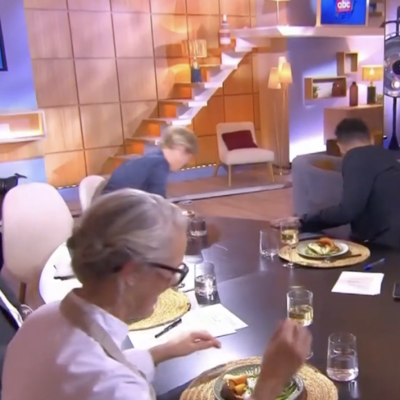 Bertrand Chameroy chute sur le plateau de "C à vous" le 10 novembre 2023.