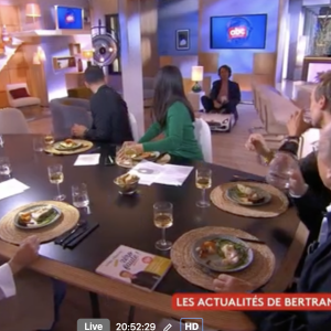Bertrand Chameroy chute sur le plateau de "C à vous" le 10 novembre 2023.