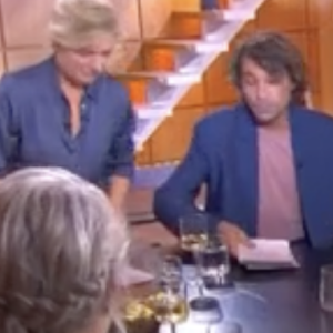 Bertrand Chameroy chute sur le plateau de "C à vous" le 10 novembre 2023.