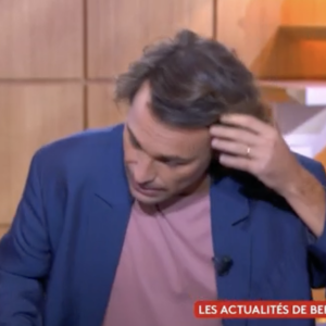 Bertrand Chameroy chute sur le plateau de "C à vous" le 10 novembre 2023.