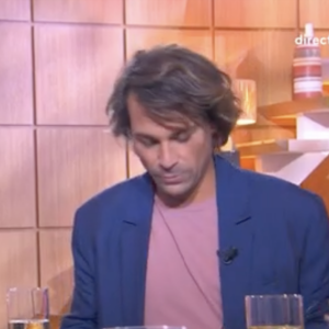 Bertrand Chameroy chute sur le plateau de "C à vous" le 10 novembre 2023.