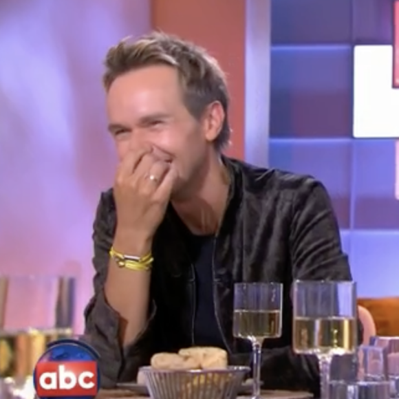 Bertrand Chameroy chute sur le plateau de "C à vous" le 10 novembre 2023.