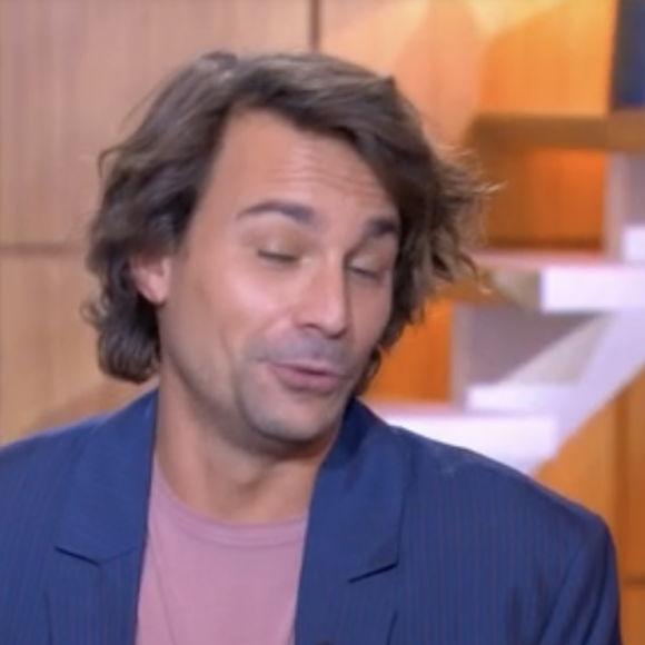 Bertrand Chameroy chute sur le plateau de "C à vous" le 10 novembre 2023.