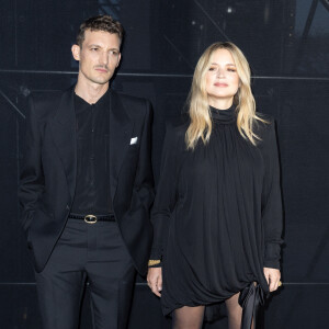 L'occasion pour l'actrice d'aborder quelques pans de sa vie privée. A la ville, la star file le parfait amour avec Niels Schneider ! Dernièrement, ils ont d'ailleurs accueilli un petit garçon.
Niels Schneider et sa compagne Virginie Efira - Photocall du défilé Saint Laurent Womenswear Printemps/été 2024 dans le cadre de la Fashion week de Paris le 26 septembre 2023 à Paris. © Olivier Borde/Bestimage 