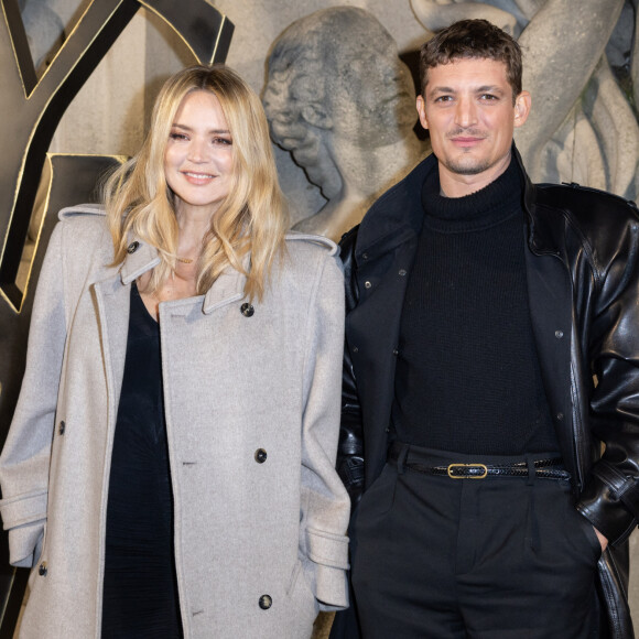 Virginie Efira et son compagnon Niels Schneider - Photocall du défilé de mode prêt-à-porter automne-hiver 2023/2024 "Saint Laurent" lors de la Fashion Week de Paris. Le 28 février 2023 © Olivier Borde / Bestimage 