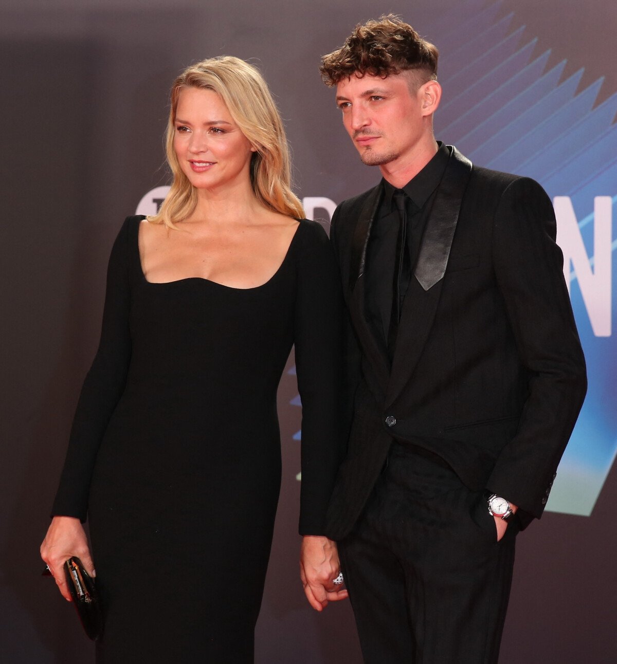 Vidéo : Virginie Efira Et Niels Schneider Parents Et Fous Amoureux : L ...