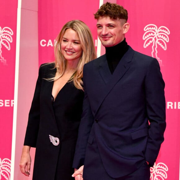 Virginie Efira et son compagnon Niels Schneider durant la seconde soirée du 4eme Canneseries au Palais des Festivals à Cannes, le 9 octobre 2021. Le festival se déroule jusqu'au 13 octobre. © Bruno Bebert / Bestimage  