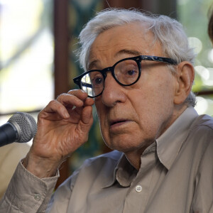 Woody Allen présente en exclusivité France son 50ème film intitulé "Coup de chance" tourné en français avec Valérie Lemercier, Lou de Lâage, Niels Schneider et Melvin Poupaud à l'Institut Lumière à Lyon.