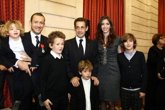 Dany Boon entouré de ses enfants, Eytan, Noé, Elia et Medhi et de sa femme Yaël, lors de sa décoration à L'Elysée en présence de Nicolas Sarkozy