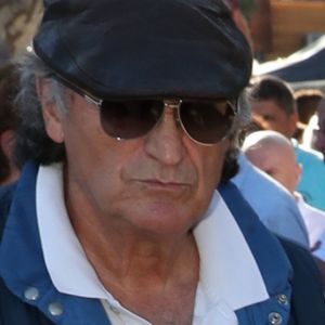 Jacques Dutronc - Challenge Henri Salvador 2019, Un tournoi VIP de Pétanque "Souvenir Henri-Salvador" organisé chaque année à l'Ile-Rousse par le Sport Pétanque Ile-Rousse, en Corse, France, le 13 Septembre 2019. S.Vartan est la marraine d'honneur de cette édition 2019; J.Dutronc est venu pour faire le show, avant le coup d'envoi en faisant sauter le bouchon d'une bouteille et d'aller à la rencontre du public. A noter aussi que les "Amies de Julie" étaient là pour poursuivre leur combat pour J.Douib assassinée au mois de Mars dernier à l'Ile-Rousse par son ex-mari et pour toutes les violences faites aux femmes. © Olivier Sanchez/Crystal/Bestimage