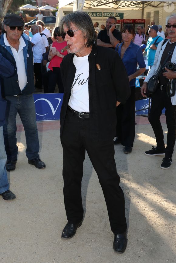 Jacques Dutronc - Challenge Henri Salvador 2019, Un tournoi VIP de Pétanque "Souvenir Henri-Salvador" organisé chaque année à l'Ile-Rousse par le Sport Pétanque Ile-Rousse, en Corse, France, le 13 Septembre 2019. S.Vartan est la marraine d'honneur de cette édition 2019; J.Dutronc est venu pour faire le show, avant le coup d'envoi en faisant sauter le bouchon d'une bouteille et d'aller à la rencontre du public. A noter aussi que les "Amies de Julie" étaient là pour poursuivre leur combat pour J.Douib assassinée au mois de Mars dernier à l'Ile-Rousse par son ex-mari et pour toutes les violences faites aux femmes. © Olivier Sanchez/Crystal/Bestimage