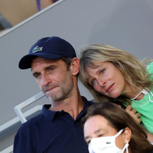 Karin Viard et son mari Manuel Herrero dans les tribunes des Internationaux de France de Roland Garros à Paris le 11 juin 2021. © Dominique Jacovides / Bestimage