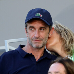 Karin Viard et son mari Manuel Herrero dans les tribunes des Internationaux de France de Roland Garros à Paris le 11 juin 2021. © Dominique Jacovides / Bestimage