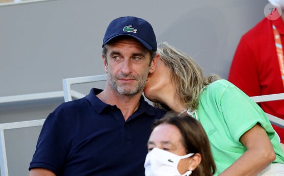 Karin Viard et son mari Manuel Herrero dans les tribunes des Internationaux de France de Roland Garros à Paris le 11 juin 2021. © Dominique Jacovides / Bestimage