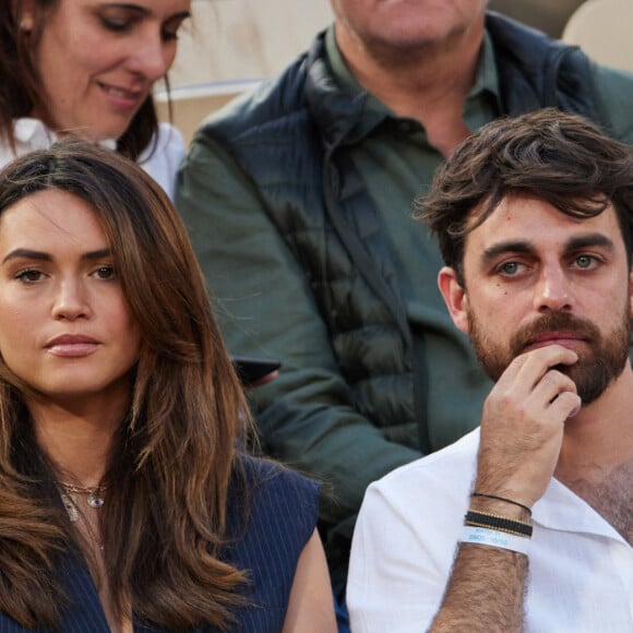 Diane Leyre (Miss France 2022) et un ami - Personnalités dans les tribunes des internationaux de France de tennis Roland Garros à Paris le 5 juin 2023. © Cyril Moreau / Bestimage 