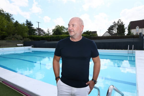 La jeune femme à l'origine des accusations serait quant à elle désormais majeure et n'aurait de son côté pas déposé plainte.
Exclusif - Sébastien Cauet pose au bord de la piscine municipale - L'animateur radio de NRJ, Sébastien Cauet retourne à Marle (Aisne), sa ville natale, et inaugure la piscine municipale qui porte son nom le 11 juin 2022. © Claude Dubourg/Bestimage