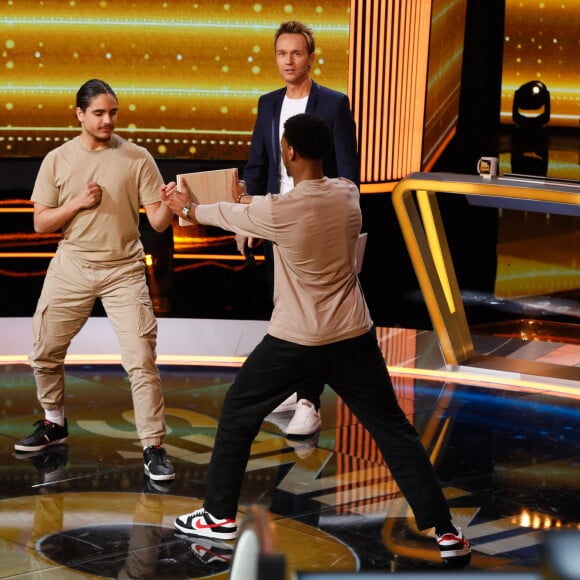 En tout cas, on a hâte ! 
Exclusif - Zinédine Tadjer et Adam Jacqueray (5 fois champion de France) font une démonstration de karaté sous les yeux de Cyril Féraud - Enregistrement de l'émission "100% Logique", présentée par C.Féraud et diffusée le 18 novembre sur France 2 © Christophe Clovis / Bestimage 