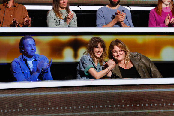 Exclusif - Philippe Candeloro, Léa François et Lola Dubini qui se félicitent de leur bonne réponse - Enregistrement de l'émission "100% Logique", présentée par C.Féraud et diffusée le 18 novembre sur France 2 © Christophe Clovis / Bestimage 