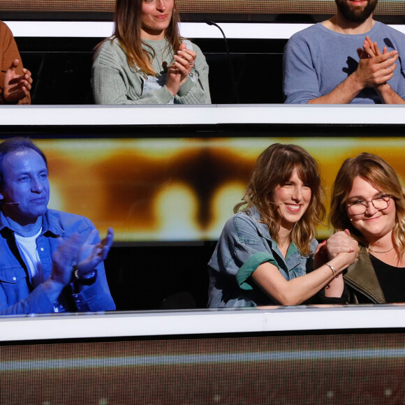 Exclusif - Philippe Candeloro, Léa François et Lola Dubini qui se félicitent de leur bonne réponse - Enregistrement de l'émission "100% Logique", présentée par C.Féraud et diffusée le 18 novembre sur France 2 © Christophe Clovis / Bestimage 