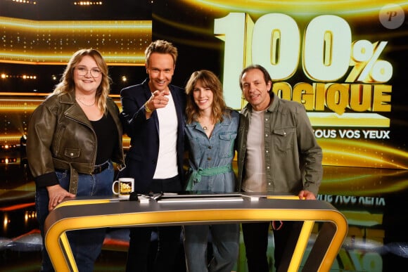 Lola Dubini, Léa François et Philippe Candeloro ont rejoint Cyril Féraud pour une nouvelle édition de son jeu.
Exclusif - Lola Dubini, Cyril Féraud, Léa François, Philippe Candeloro - Enregistrement de l'émission "100% Logique", présentée par C.Féraud sur France 2 © Christophe Clovis / Bestimage 