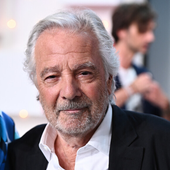 A tout juste 78 ans, Pierre Arditi n'a rien perdu de sa superbe.. Et il continue de le prouver sur scène !
Exclusif - Pierre Arditi - Enregistrement de l'émission "Vivement dimanche" au studio Gabriel, présentée par M.Drucker, diffusée sur France 3. © Guillaume Gaffiot / Bestimage 