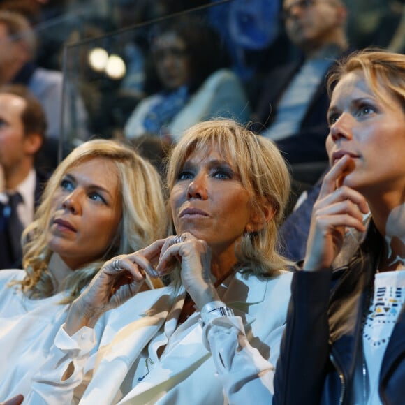 Brigitte Macron et ses filles Laurence Auzière Jourdan (cardiologue) et Tiphaine Auzière (avocate) - La famille, les amis et soutiens d'Emmanuel Macron dans les tribunes lors du grand meeting d'Emmanuel Macron à l'AccorHotels Arena à Paris, le lundi 17 avril 2017. © Dominique Jacovides - Sébastien Valiela / Bestimage