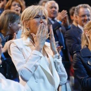 Brigitte Macron, sa fille Tiphaine Auzière (avocate) et Guillaume Jourdan (mari de Laurence Auzière, genre de Brigitte Macron, radiologue) - La famille, les amis et soutiens d'Emmanuel Macron dans les tribunes lors du grand meeting d'Emmanuel Macron à l'AccorHotels Arena à Paris, le lundi 17 avril 2017. © Dominique Jacovides - Sébastien Valiela / Bestimage