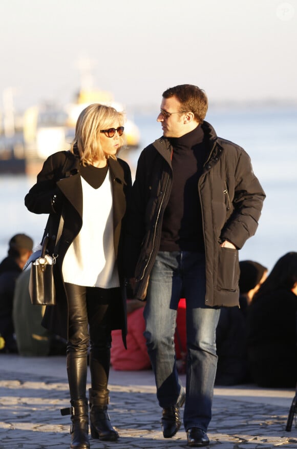 Semi-Exclusif - Emmanuel Macron et sa femme Brigitte Macron se promènent dans le quartier de la vieille ville à Lisbonne lors de leurs vacances au Portugal, le 26 décembre 2016.