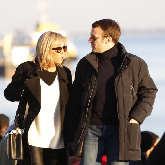 Semi-Exclusif - Emmanuel Macron et sa femme Brigitte Macron se promènent dans le quartier de la vieille ville à Lisbonne lors de leurs vacances au Portugal, le 26 décembre 2016.