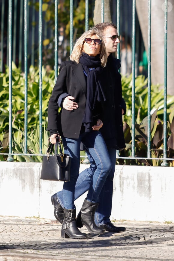 Semi-Exclusif - Emmanuel Macron et sa femme Brigitte Macron se promènent dans le quartier de la vieille ville à Lisbonne lors de leurs vacances au Portugal, le 26 décembre 2016.