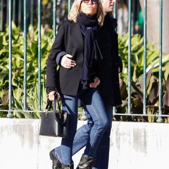 Semi-Exclusif - Emmanuel Macron et sa femme Brigitte Macron se promènent dans le quartier de la vieille ville à Lisbonne lors de leurs vacances au Portugal, le 26 décembre 2016.