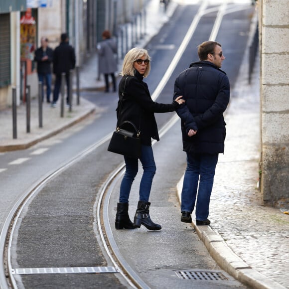 Semi-Exclusif - Emmanuel Macron et sa femme Brigitte Macron se promènent dans le quartier de la vieille ville à Lisbonne lors de leurs vacances au Portugal, le 26 décembre 2016.