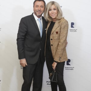 Exclusif - Bernard Montiel, Brigitte Macron - De nombreuses personnalités sont venues assister au dîner de gala annuel de l'Institut Rafaël-Santé intégrative au Pavillon Gabriel à Paris le 8 novembre 2022. L'institut Rafaël est le 1er centre européen de santé intégrative qui accompagne, gratuitement les patients et leurs aidants, pendant et après le cancer, avec un déploiement sur les maladies chroniques au travers d'un programme dédié. Depuis son ouverture, début 2019, l'institut a accueilli 3200 patients, offert et évalué 52.000 soins. L'appel aux dons qui a eu lieu lors du 4e dîner de Gala annuel,le 8 novembre 22, permettra de pérenniser la gratuité des soins pour des centaines de patients pour l'année à venir." LA SANTÉ INTÉGRATIVE POUR MIEUX ACCOMPAGNER LES PATIENTS ATTEINTS DE MALADIES CHRONIQUES - 20 Millions de personnes atteintes concernées en France. L’Institut Rafaël lance un programme pilote d’accompagnement des maladies chroniques. © Jacques Bensoussan / Bestimage  No web pour Belgique et Suisse 