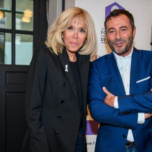 PHOTO INTERDITE - Exclusif - Prix spécial - No web - Bernard Montiel et la Première Dame Brigitte Macron - L'artiste L.Jenkell dévoile en exclusivité une sculpture unique au profit de la Fondation des Femmes à la Cité Audacieuse le 9 juin 2020. L.Jenkell, plasticienne et sculptrice, fait partie du mouvement néo-pop et expose dans le monde entier. Notemment une exposition en solo à New York "Crossroads of the Wolrd" à l'invitation des gouverneurs de New York et du New Jersey. L’exposition s’est déplacée à l’Oculus sur les lieux du World Trade Center, pour finir à l’aéroport JFK International. L'exposition a présenté les emblématiques Flag Candies de Jenkell, commandées pour la première fois par le G20 à l'occasion de leur sommet à Cannes en 2011, ainsi que ses dernières créations sur les problèmes environnementaux imminents comme l'épuisement des terres cultivées en café, la prolifération des plantes non biodégradables produits jetables et le braconnage des animaux en voie de disparition.  La Fondation des Femmes est la structure qui gère les fonds récoltés lors des collectes auprès des particuliers. Elle opère leur redistribution vers les associations. Elle est sous égide de la Fondation de France. Composée d’un COMEX (Comité Exécutif), celui-ci détermine les priorités annuelles et décide de l’attribution des fonds. Le Comité Exécutif dispose de toute liberté dans l’approbation des projets. L'objet de la Fondation des Femmes est la lutte contre toutes les violences faites aux femmes. © Sébastien Valiela / Bestimage 