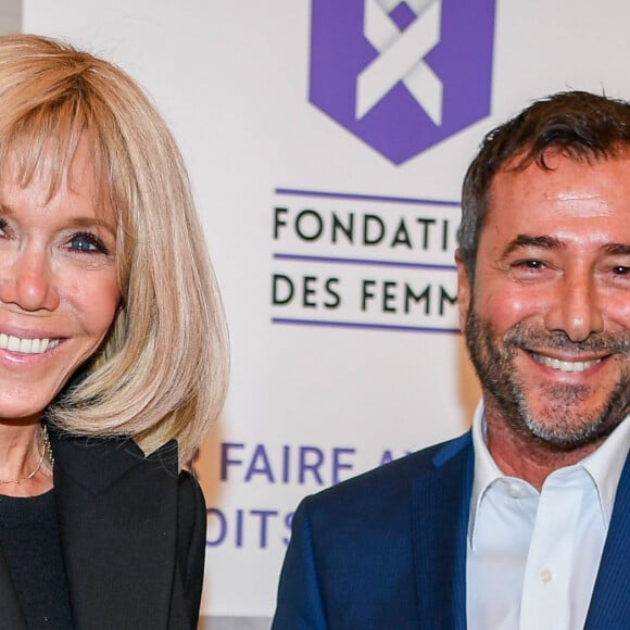 Exclusif - Prix spécial - No web - Bernard Montiel et la Première Dame Brigitte Macron - L'artiste L.Jenkell dévoile en exclusivité une sculpture unique au profit de la Fondation des Femmes à la Cité Audacieuse le 9 juin 2020. L.Jenkell, plasticienne et sculptrice, fait partie du mouvement néo-pop et expose dans le monde entier. Notemment une exposition en solo à New York "Crossroads of the Wolrd" à l'invitation des gouverneurs de New York et du New Jersey. L’exposition s’est déplacée à l’Oculus sur les lieux du World Trade Center, pour finir à l’aéroport JFK International. L'exposition a présenté les emblématiques Flag Candies de Jenkell, commandées pour la première fois par le G20 à l'occasion de leur sommet à Cannes en 2011, ainsi que ses dernières créations sur les problèmes environnementaux imminents comme l'épuisement des terres cultivées en café, la prolifération des plantes non biodégradables produits jetables et le braconnage des animaux en voie de disparition.  La Fondation des Femmes est la structure qui gère les fonds récoltés lors des collectes auprès des particuliers. Elle opère leur redistribution vers les associations. Elle est sous égide de la Fondation de France. Composée d’un COMEX (Comité Exécutif), celui-ci détermine les priorités annuelles et décide de l’attribution des fonds. Le Comité Exécutif dispose de toute liberté dans l’approbation des projets. L'objet de la Fondation des Femmes est la lutte contre toutes les violences faites aux femmes. © Sébastien Valiela / Bestimage 