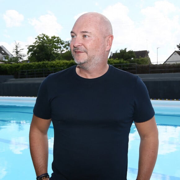 Exclusif - Sébastien Cauet pose au bord de la piscine municipale - L'animateur radio de NRJ, Sébastien Cauet retourne à Marle (Aisne), sa ville natale, et inaugure la piscine municipale qui porte son nom le 11 juin 2022. © Claude Dubourg/Bestimage