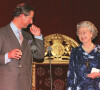 En mourant le 8 septembre 2022, Elizabeth II a laissé ses deux corgis adorés derrière elle.
Le prince Charles souriant à sa mère, la reine Elizabeth II d'Angleterre, lors d'une réception du 50e anniversaire en son honneur au palais de Buckingham, le 13 novembre 1998.