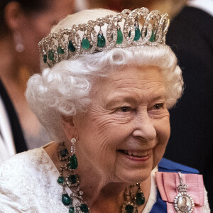 La reine Elizabeth II d'Angleterre reçoit les membres du corps diplomatique à Buckingham Palace.