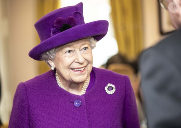 La reine Elizabeth II d'Angleterre s'entretient avec des volontaires et des travailleurs du village RBLI (Royal British Legion Industries) du Kent lors d'une visite. Le 6 novembre 2019. 