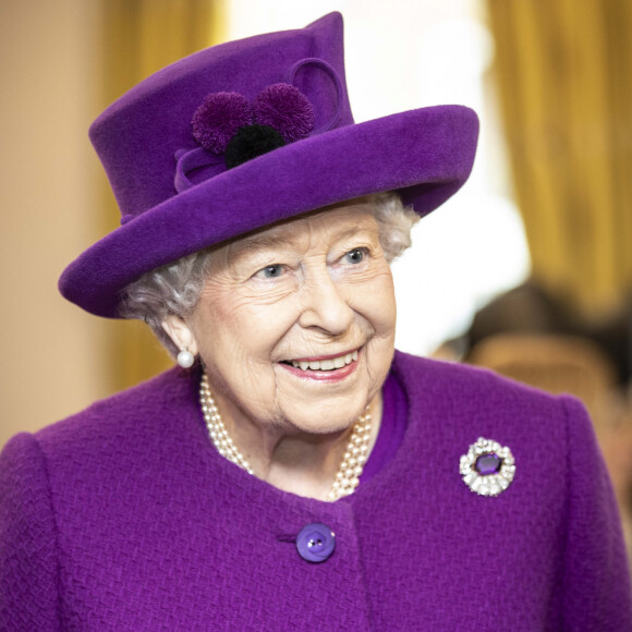 La reine Elizabeth II d'Angleterre s'entretient avec des volontaires et des travailleurs du village RBLI (Royal British Legion Industries) du Kent lors d'une visite. Le 6 novembre 2019. 
