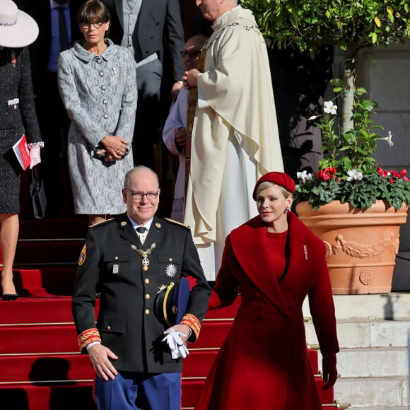 Le prince Albert II et la princesse Charlene de Monaco, la princesse Caroline de Hanovre et la princesse de Stéphanie de Monaco - La famille princière de Monaco à la sortie de la cathédrale Notre-Dame Immaculée pour la messe solennelle d'action de grâce et un Te Deum, à l'occasion de la Fête Nationale de Monaco. Le 19 novembre 2023 © Dominique Jacovides-Bruno Bebert / Bestimage