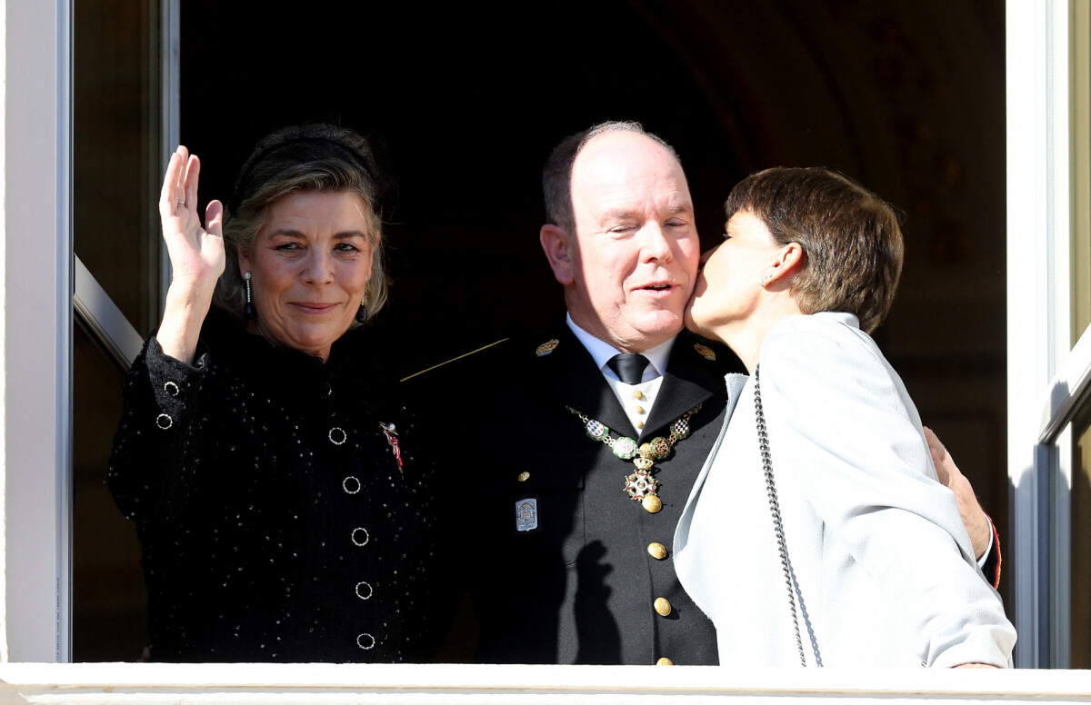 Photo : Le prince Albert II de Monaco entre ses soeurs la princesse