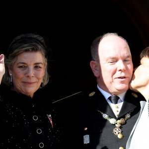 Le prince Albert II de Monaco entre ses soeurs la princesse Caroline de Hanovre et la princesse Stéphanie de Monaco - La famille princière de Monaco apparaît au balcon du palais lors de la fête nationale de Monaco, le 19 novembre 2021. © Bebert-Jacovides/Bestimage c
