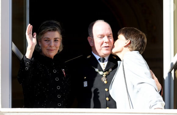 Le prince Albert II de Monaco entre ses soeurs la princesse Caroline de Hanovre et la princesse Stéphanie de Monaco - La famille princière de Monaco apparaît au balcon du palais lors de la fête nationale de Monaco, le 19 novembre 2021. © Bebert-Jacovides/Bestimage c