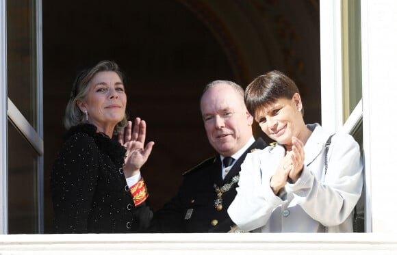 Le prince Albert de Monaco peut compter sur ses soeurs en toutes circonstances.
Le prince Albert II de Monaco entre ses soeurs la princesse Caroline de Hanovre et la princesse Stéphanie de Monaco - La famille princière de Monaco apparaît au balcon du palais lors de la fête nationale de Monaco. © Bebert-Jacovides/Bestimage 