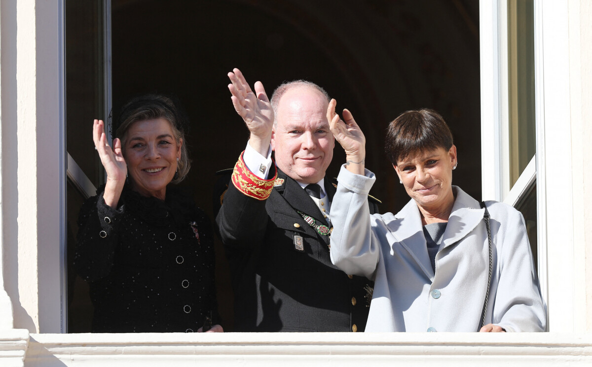 Photo : Le prince Albert II de Monaco entre ses soeurs la princesse