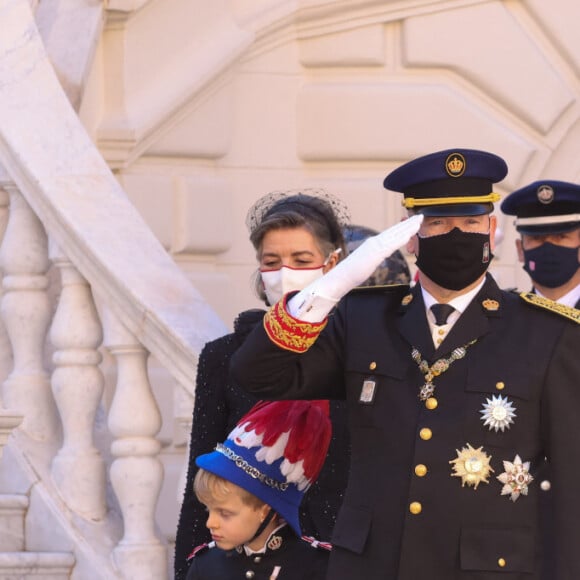 La princesse Caroline de Hanovre, le prince héréditaire Jacques de Monaco, le prince Albert II de Monaco, la princesse Gabriella de Monaco et la princesse Stéphanie de Monaco - La famille princière de Monaco lors de le prise d'Armes, remise d'insignes et défilé militaire sur la place du Palais lors de la fête nationale de Monaco, le 19 novembre 2021. © Jean-Charles Vinaj/Pool Monaco/Bestimage 