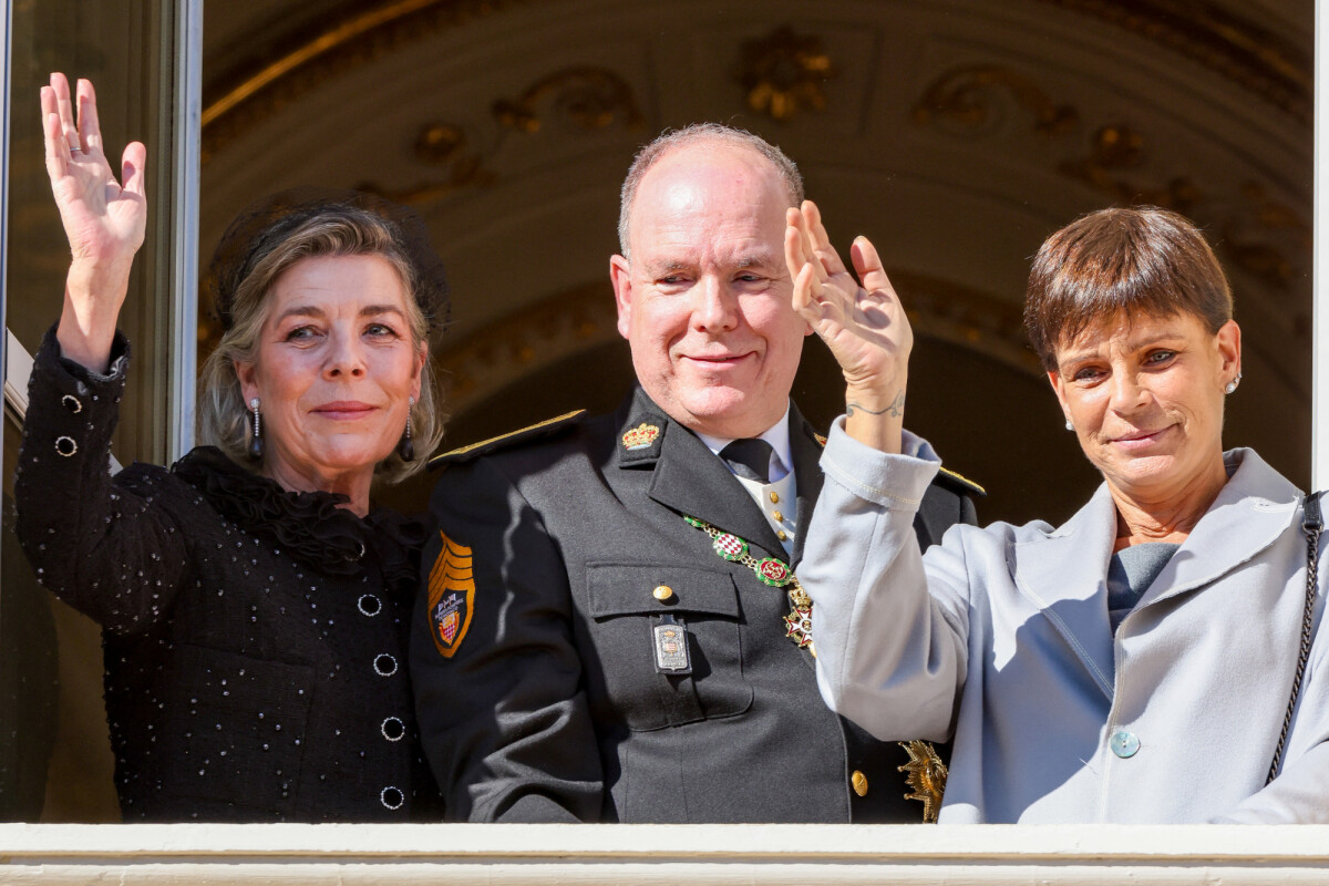 Photo : Le prince Albert II de Monaco entre ses soeurs la princesse